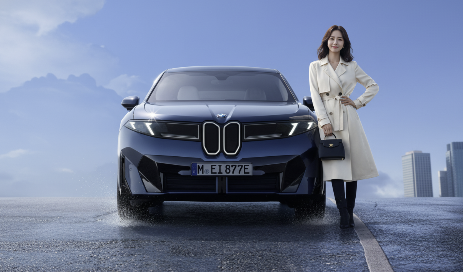 "BMW 뉴 iX3의 전면 디자인은 1960년대 노이어 클라쎄의 수직형 키드니 그릴을 현대적으로 재해석하여 강렬한 존재감을 드러냅니다."